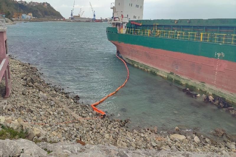 Karaya oturan geminin çevresi barikatla kapatıldı Kastamonu’nun İnebolu ilçesinde karaya oturan geminin çevresi, yağ ve yakıt