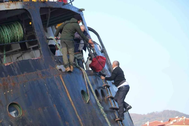 Karaya oturan Pallada’nın mürettebatı gemiden eşyalarını topladı