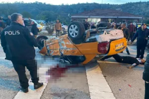 Karabük’ün Eskipazar ilçesinde içerisinde üniversite öğrencilerinin bulunduğu otomobil karşı şeride