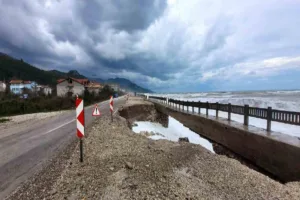 Kastamonu Valiliğinden yapılan açıklamada, olumsuz hava şartlarından dolayı Cide ilçesinde