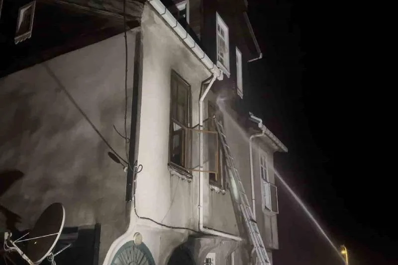Kastamonu’da çıkan ev yangınları itfaiye tarafından söndürüldü Kastamonu’nun İnebolu ilçesinde gece saatlerinde çıkan iki farklı yangın itfaiye