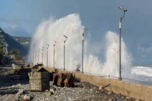 Kastamonu’nun Doğanyurt ve Çatalzeytin ilçelerinde etkili olan fırtına sebebiyle metrelerce