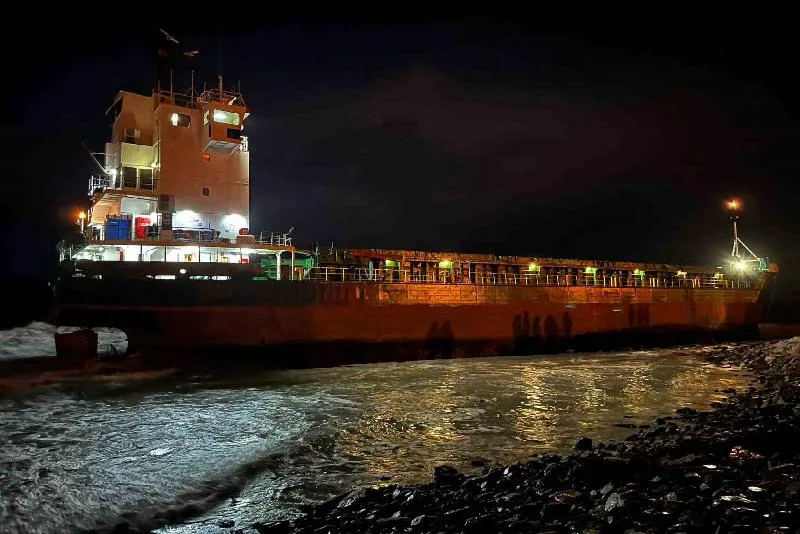 Kastamonu’da gemi karaya oturdu, 11 mürettebat kurtarıldı Kastamonu’nun İnebolu ilçesinde fırtına sebebiyle karaya oturan gemideki 11 mürettebat
