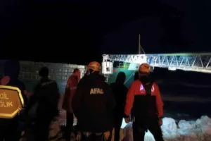 Kastamonu’nun İnebolu ilçesinde fırtına sebebiyle karaya oturan gemideki 11 mürettebatın