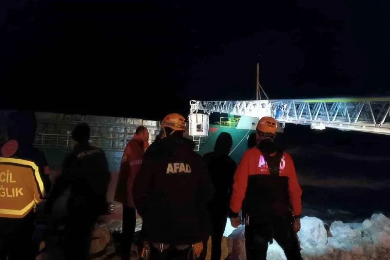 Kastamonu’nun İnebolu ilçesinde fırtına sebebiyle karaya oturan gemideki 11 mürettebatın