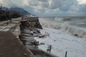 Kastamonu’nun Cide ilçesinde dün öğle saatlerinden itibaren etkili olmaya başlayan