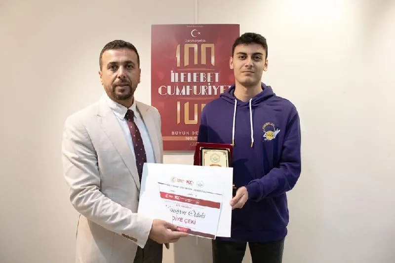 KBÜ’lü öğrenci afiş tasarımında mansiyon ödülü aldı Karabük Üniversitesi öğrencisi Halil Tükenmez, “İlelebet Cumhuriyet İlelebet Türkiye Yüzyılları”