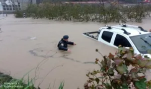 Zonguldak’ın Karadeniz Ereğli ilçesinde sağanak sonrası sel sularına kapılan otomobildeki