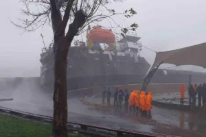 Zonguldak’ın Ereğli ilçesinde kuru yük gemisi sürüklenerek karaya oturdu. Gemide