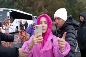 Bartın’da dev dalgaları görüntülemek için polisinin uyarısını hiçe sayan bir