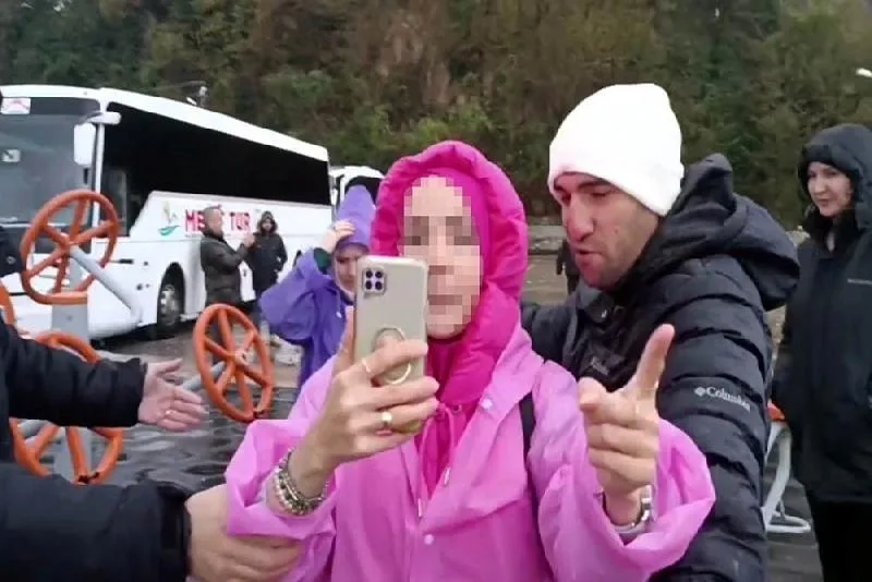 Bartın’da dev dalgaları görüntülemek için polisinin uyarısını hiçe sayan bir