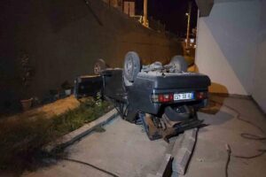 Karabük’te kontrolden çıkan otomobilin bir apartmanın bahçesine düştüğü kazada 1