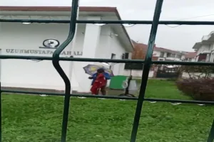 Düzce’de etkili olan fırtına sebebiyle direkten kopan Türk bayrağını gören