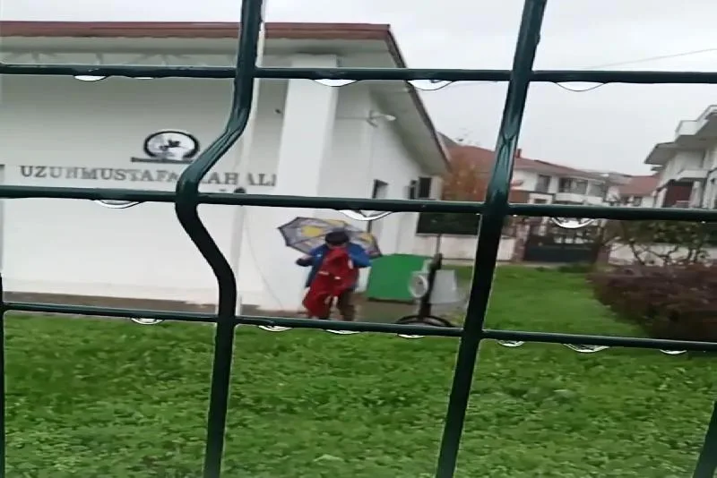 Küçük çocuğun bayrak sevgisi duygulandırdı Düzce’de etkili olan fırtına sebebiyle direkten kopan Türk bayrağını gören