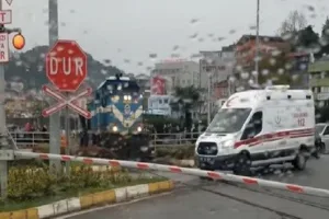 Zonguldak’ta bir makinist, demiryolunun karayolu ile kesişen bölümde treni durdurup