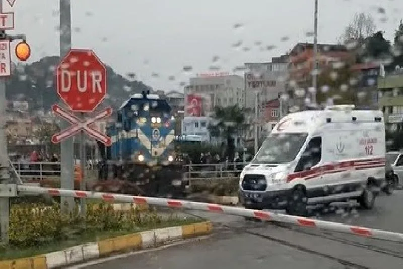Makinist treni durdurup ambulansa yol verdi Zonguldak’ta bir makinist, demiryolunun karayolu ile kesişen bölümde treni durdurup