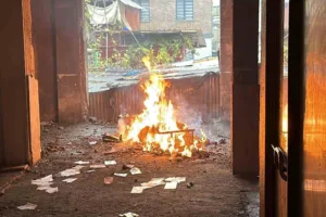 Düzce’de araç parkının üst katında bulunan metruk binada çıkan yangın,