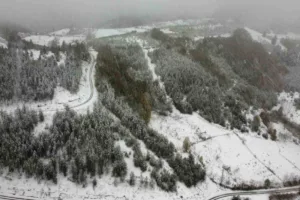 Zonguldak’ın Devrek ilçesinde etkili olan kar yağışı sonrası doğa beyaz