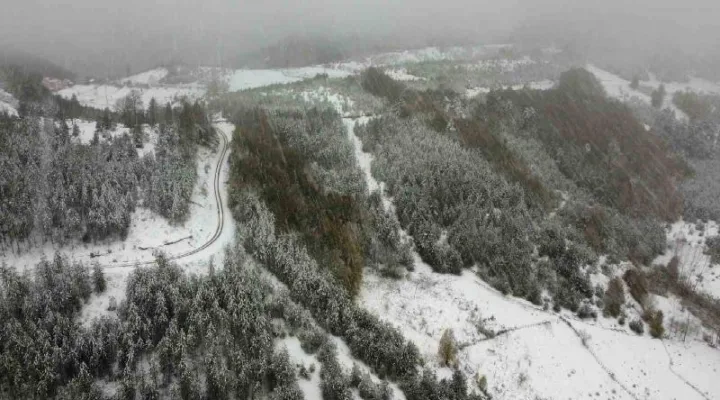 Mevsimin ilk kar yağışında kartpostallık manzara dron ile görüntülendi