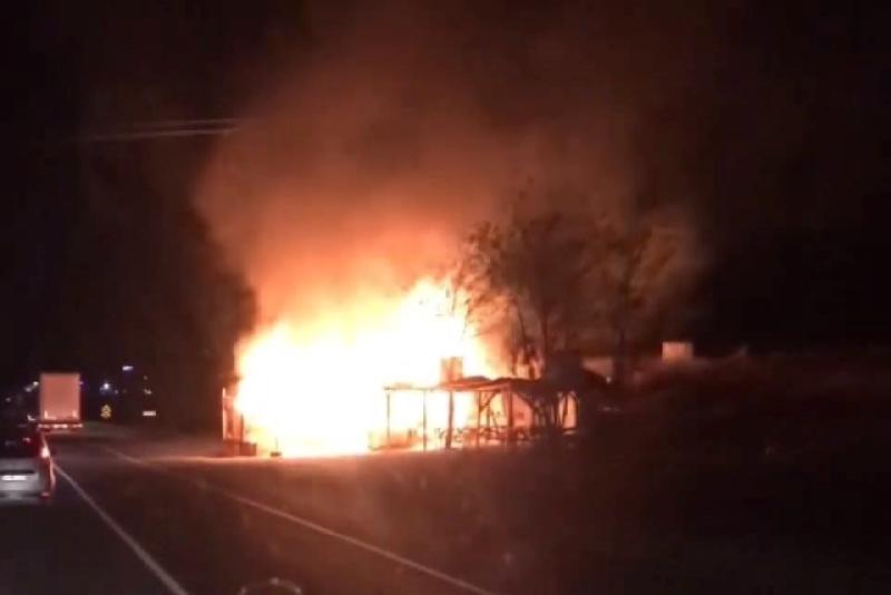 Karabük’ün Eskipazar ilçesinde çıkan yangında alev topuna dönen mısırcı dükkanı