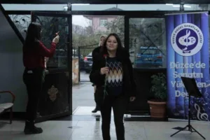 DÜZCE(İHA) – Düzce Güzel Sanatlar Lisesi öğrencileri, öğretmenlerine sürpriz yaparak