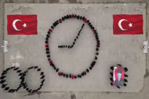 Karabük’te ilk ve ortaokul öğrencilerin Atatürk’ü anmak için hazırladıkları koreografi