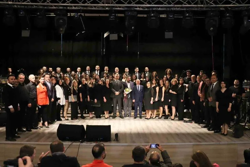 Öğretmenler korosundan muhteşem konser Düzce Güzel Sanatlar Lisesi önderliğinde ilde farklı kademelerde ve branşlarda
