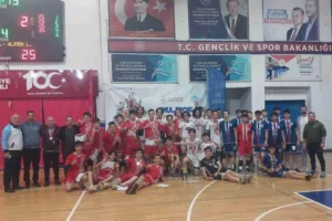 DÜZCE(İHA) – Düzce’de düzenlenen okul sporları genç erkekler voleybol müsabakalarında