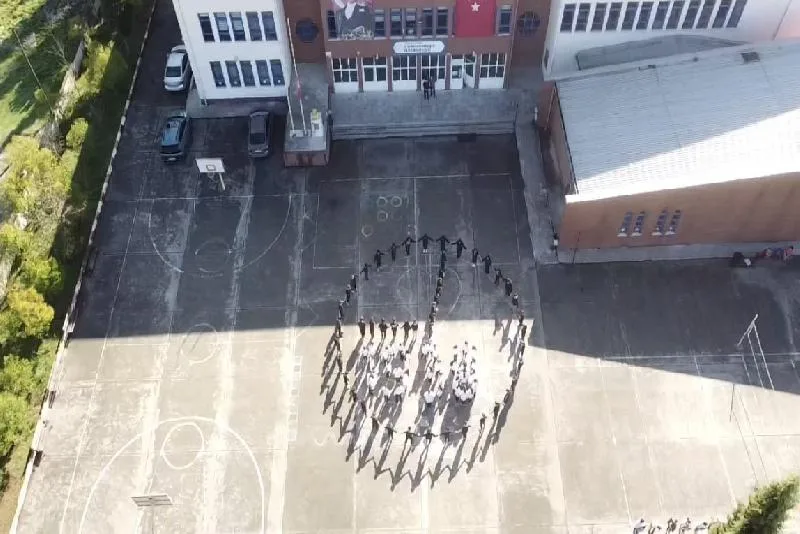 Zonguldak’ın Çaycuma ilçesinde Cumhuriyet Ortaokulu öğrencileri Türkiye Cumhuriyeti’nin kurucusu Gazi
