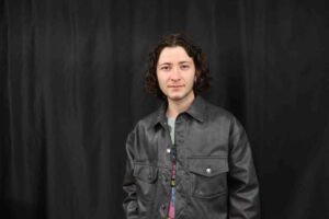 Bolu’da bindiği halk otobüsünde Avatar kostümüyle İzmir Marşı söylediği görüntülerle