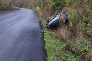 Kastamonu’nun Cide ilçesinde yağışlı yolda kontrolden çıkarak takla atan otomobilin
