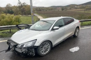 Anadolu Otoyolu’nun Bolu geçişinde kontrolden çıkan otomobil bariyerlere çarptı. Ağır