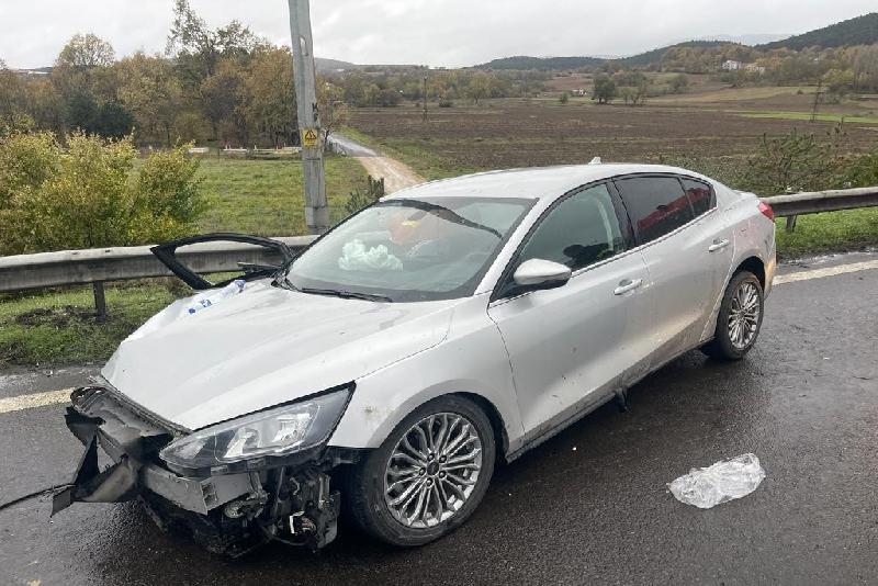 Anadolu Otoyolu’nun Bolu geçişinde kontrolden çıkan otomobil bariyerlere çarptı. Ağır