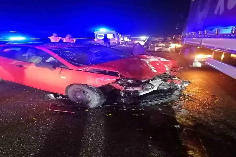 Anadolu Otoyolu’nun Bolu geçişinde 4 aracın karıştığı zincirleme kazada 8