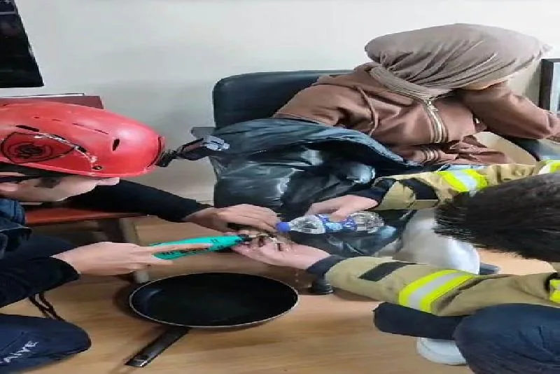 Karabük’ün Safranbolu ilçesinde lise öğrencisinin parmağına sıkışan mont fermuarını itfaiye