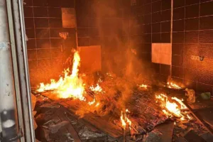 Düzce‘de kapalı pazar yerinde taşınmakta olan dükkanda çıkan yangın korkuttu.