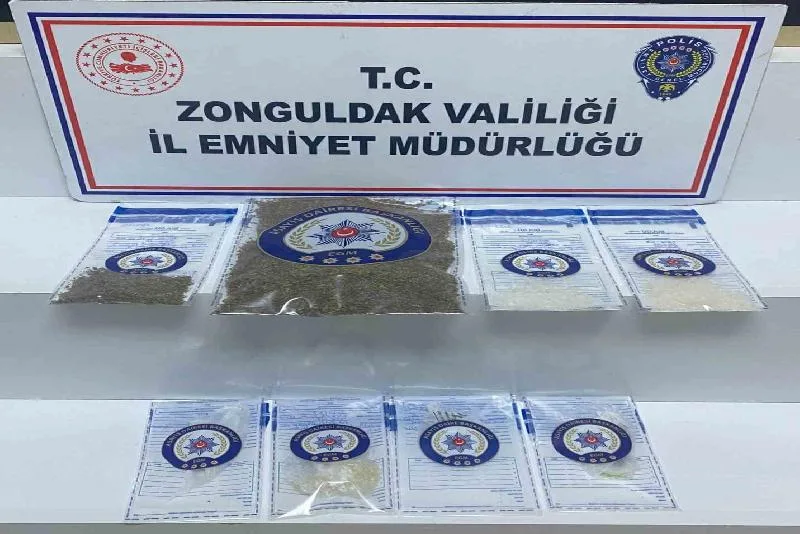 Polisten uyuşturucu operasyonu: 1 tutuklu Zonguldak’ta polis ekiplerince düzenlenen uyuşturucu operasyonunda 1 şüpheli tutuklanarak cezaevine