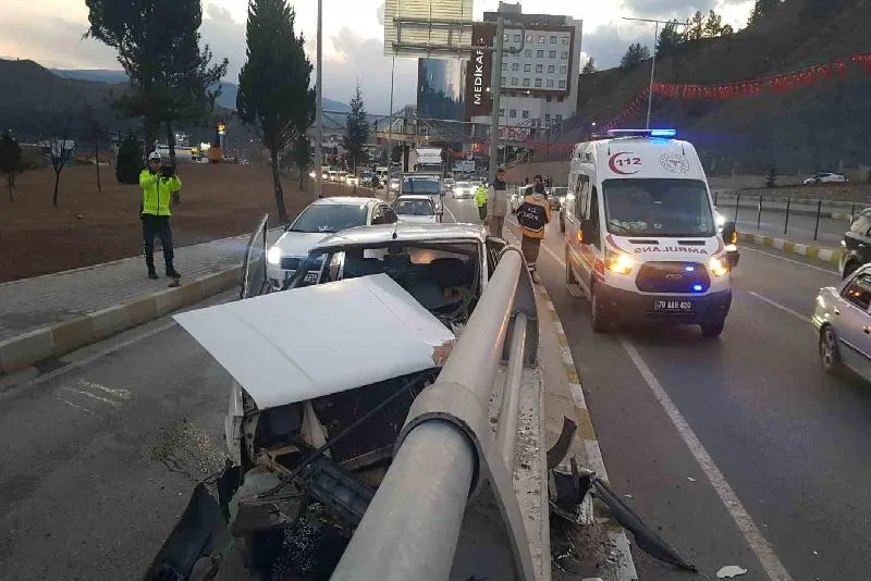 Refüjdeki duvara çarpan otomobilin sürücüsü ölümden döndü Karabük’te battı çıktının refüjündeki duvara çarpan otomobilin sürücüsü yaralandı. Kaza,