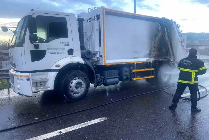 DÜZCE (İHA) – Düzce’nin Kaynaşlı ilçesinde seyir halindeki çöp kamyonunun