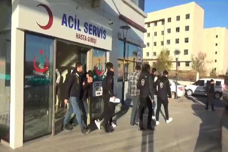 SİBERGÖZ-8’ operasyonunda gözaltına alınan 5 kişi adliyeye sevk edildi Kastamonu merkezli 2 ilde düzenlenen ‘SİBERGÖZ-8’ operasyonunda gözaltına alınan 5