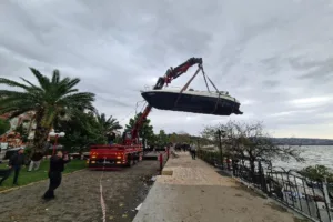 Zonguldak’ta fırtına ve dev dalgaların vurduğu balıkçı teknelerinde hasar tespiti
