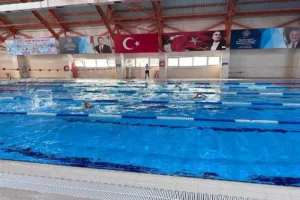 DÜZCE(İHA) – Düzce’de okul sporları gençler ve yıldızlar yüzme müsabakalarında