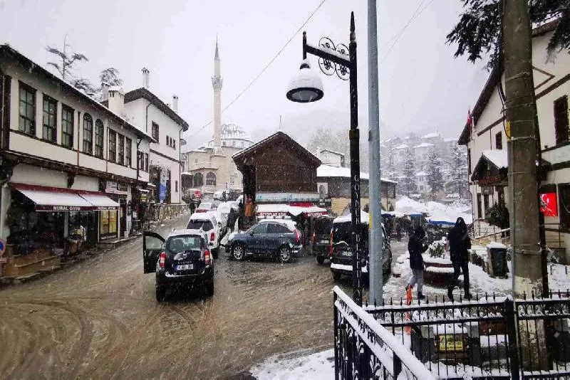 Bolu’nun tarihi Mudurnu ve Göynük ilçelerinde etkili olan kar yağışı