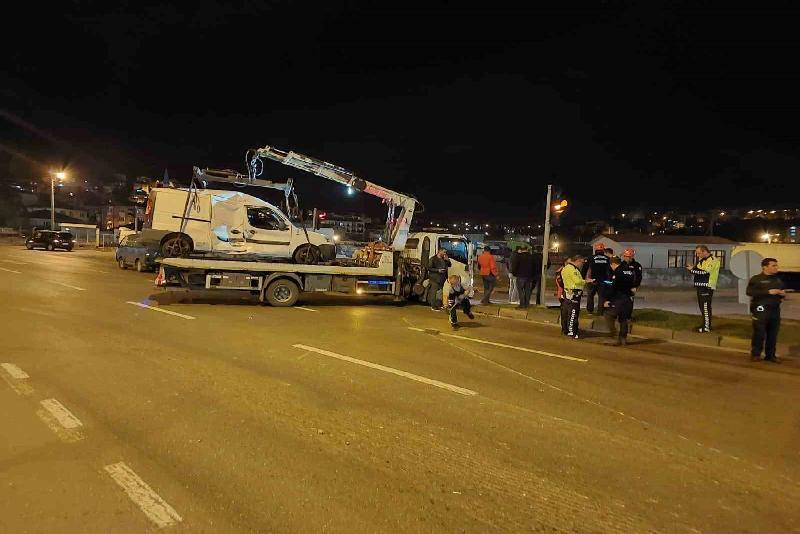 Zonguldak’ın Ereğli ilçesinde tır ile hafif ticari aracın çarpışması sonucu