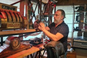 Zonguldak’ın Alaplı ilçesinde eski eşyalara merakı olan 48 yaşındaki Ali