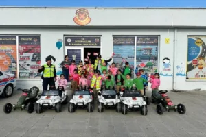 DÜZCE(İHA) – Düzce’de Jandarma trafik ekiplerinin ilkokul öğrencilerine uygulamalı trafik