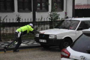 Bolu’nun Mudurnu ilçesinde yolda kalan 75 yaşındaki sürücünün yardımına trafik