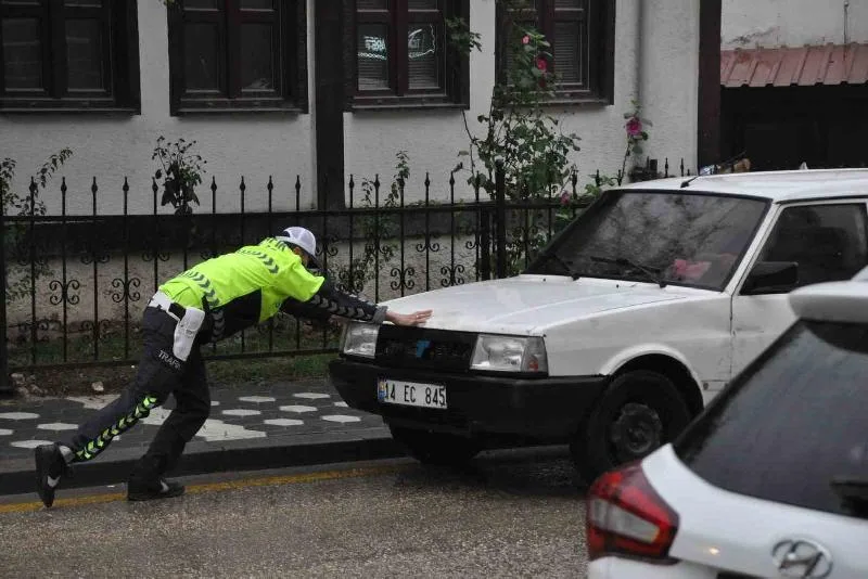 Bolu’nun Mudurnu ilçesinde yolda kalan 75 yaşındaki sürücünün yardımına trafik
