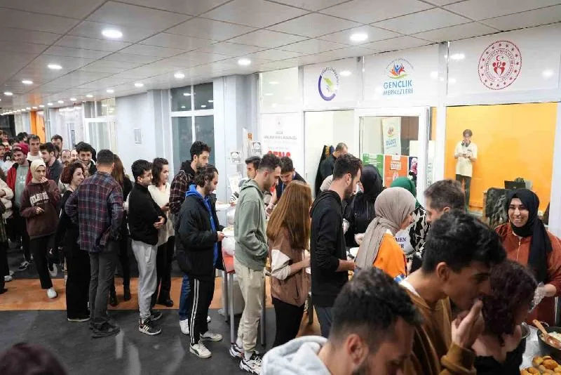 Düzce Belediyesi üniversite öğrencileri için ‘Anne Eli Yemekleri’ organizasyonu düzenlendi.