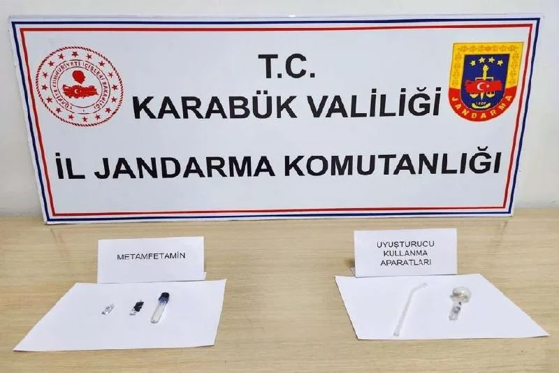 Uyuşturucu ile yakalanan şüpheliler adliyede Karabük’te uyuşturucu madde ile yakalanan 2 şüpheli jandarmadaki işlemlerinin ardından